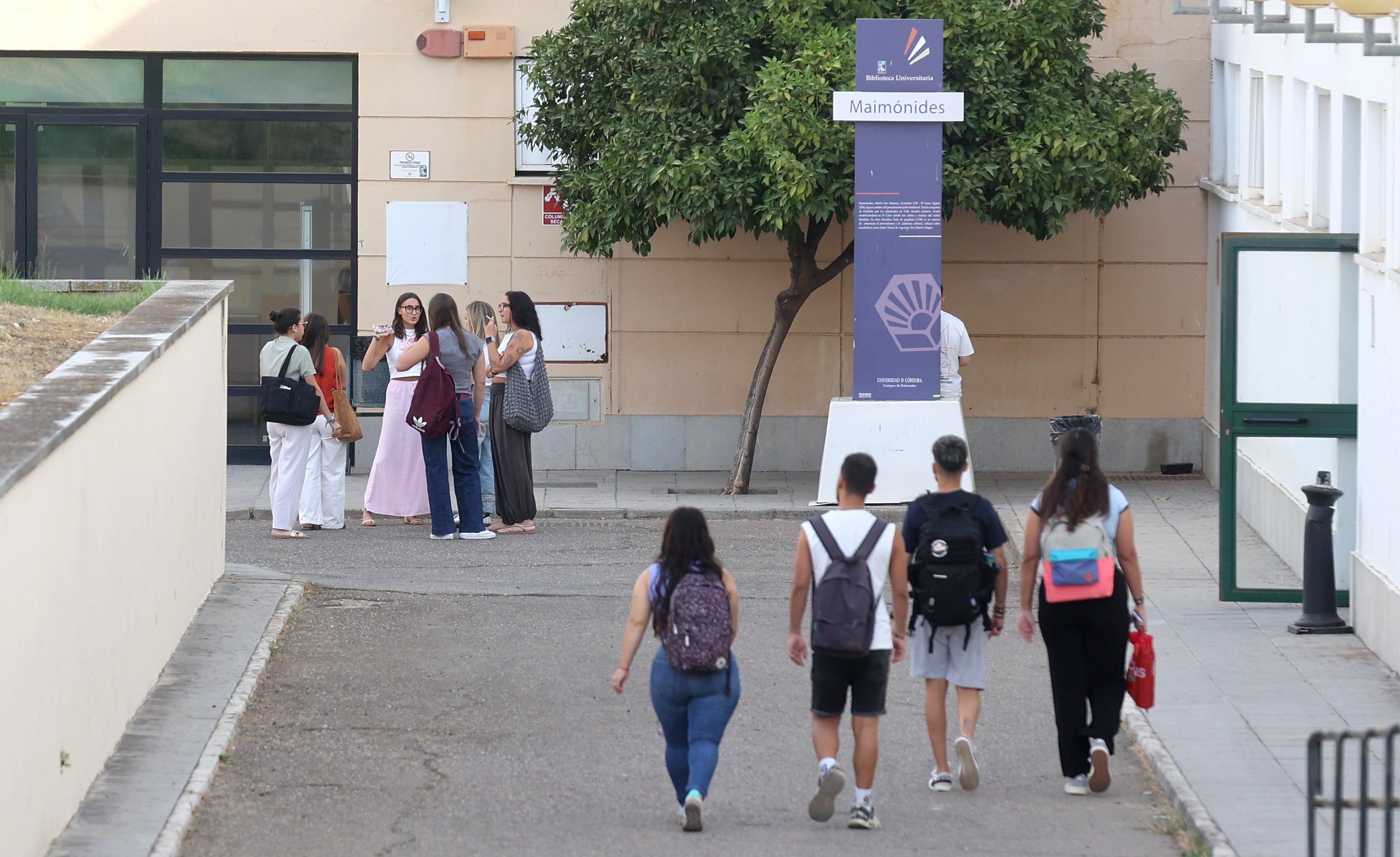 Alumnos en el campus de Rabanales de la Universidad de Córdoba