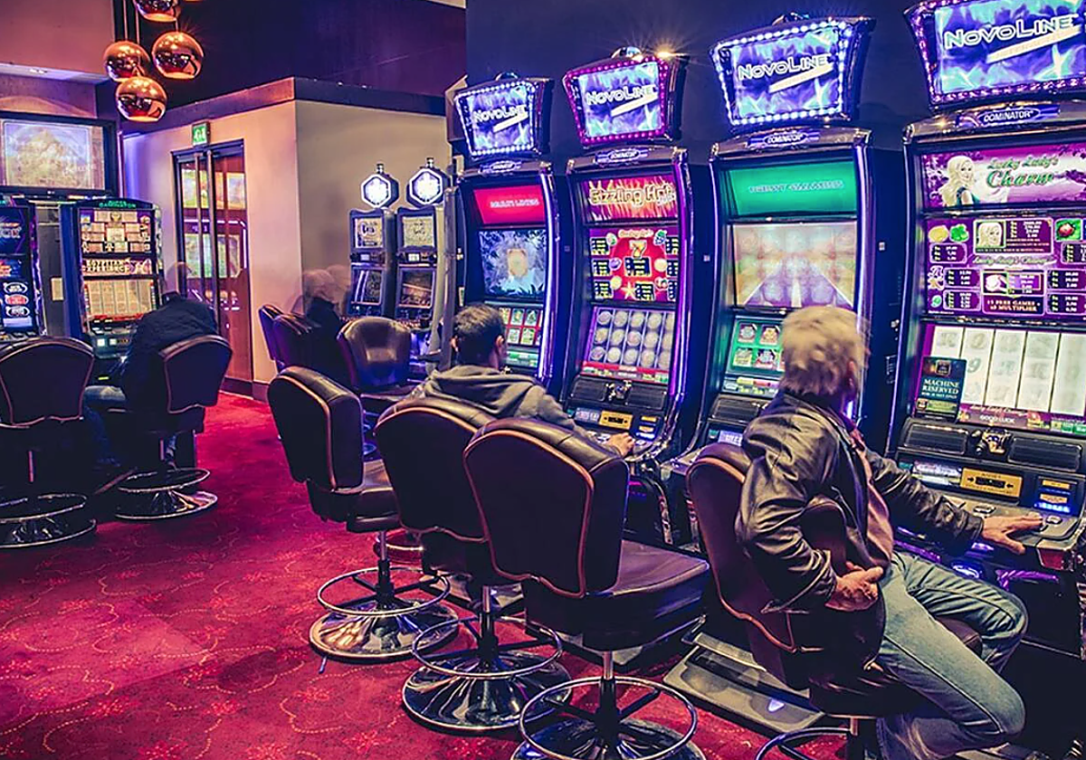 Máquinas en un casino en foto de archivo