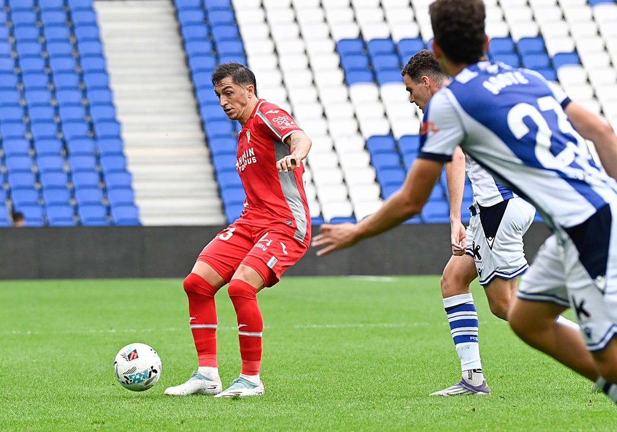 Carracedo realiza un pase durante un partido frente a la Real Sociedad B