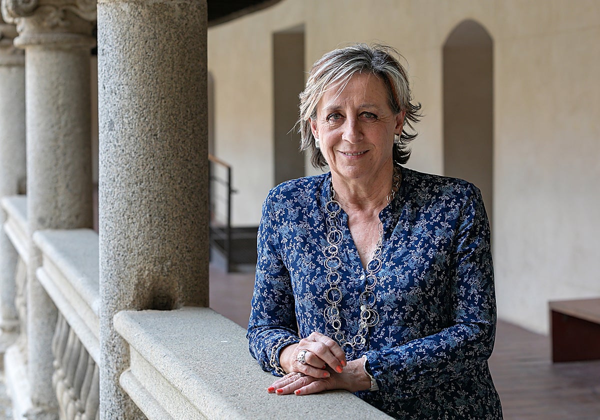 Elena Guijarro posa para ABC en el claustro alto de San Pedro Mártir, en Toledo
