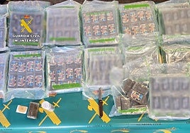 Sorprenden a una joven con 18 kilos de hachís ocultos en su coche en el Puerto de Denia