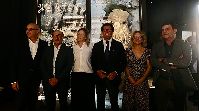 Autoridades en la presentación de la muestra