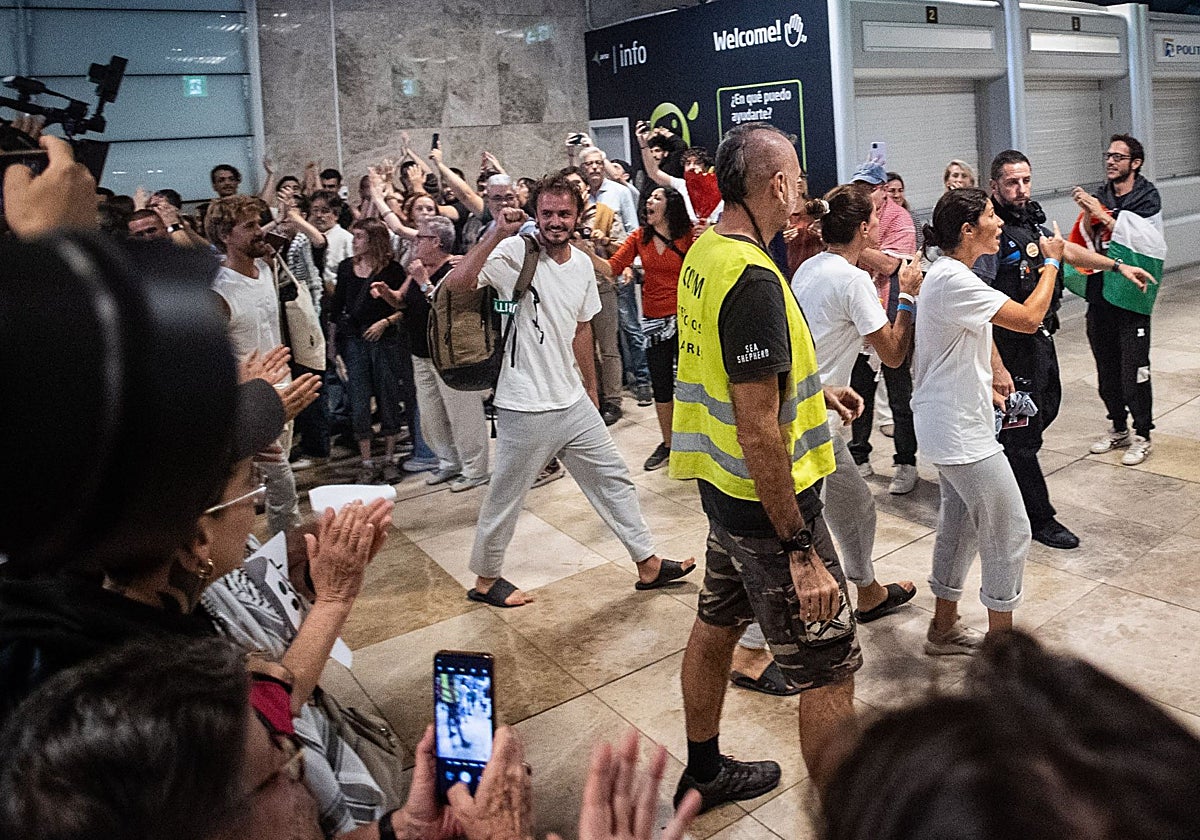 Los 21 activistas de la Florilla que llegaron anoche a Madrid