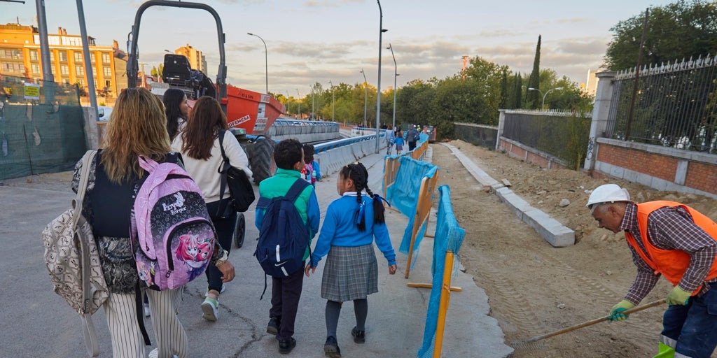 La odisea de las familias para llegar al cole por las obras de la A-5: «Tardamos el triple en dejar a los niños»