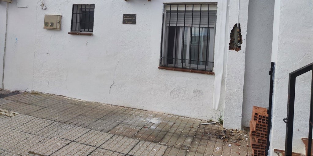 El problema de un pueblo de Granada: un año sin consultorio médico por culpa de unos okupas