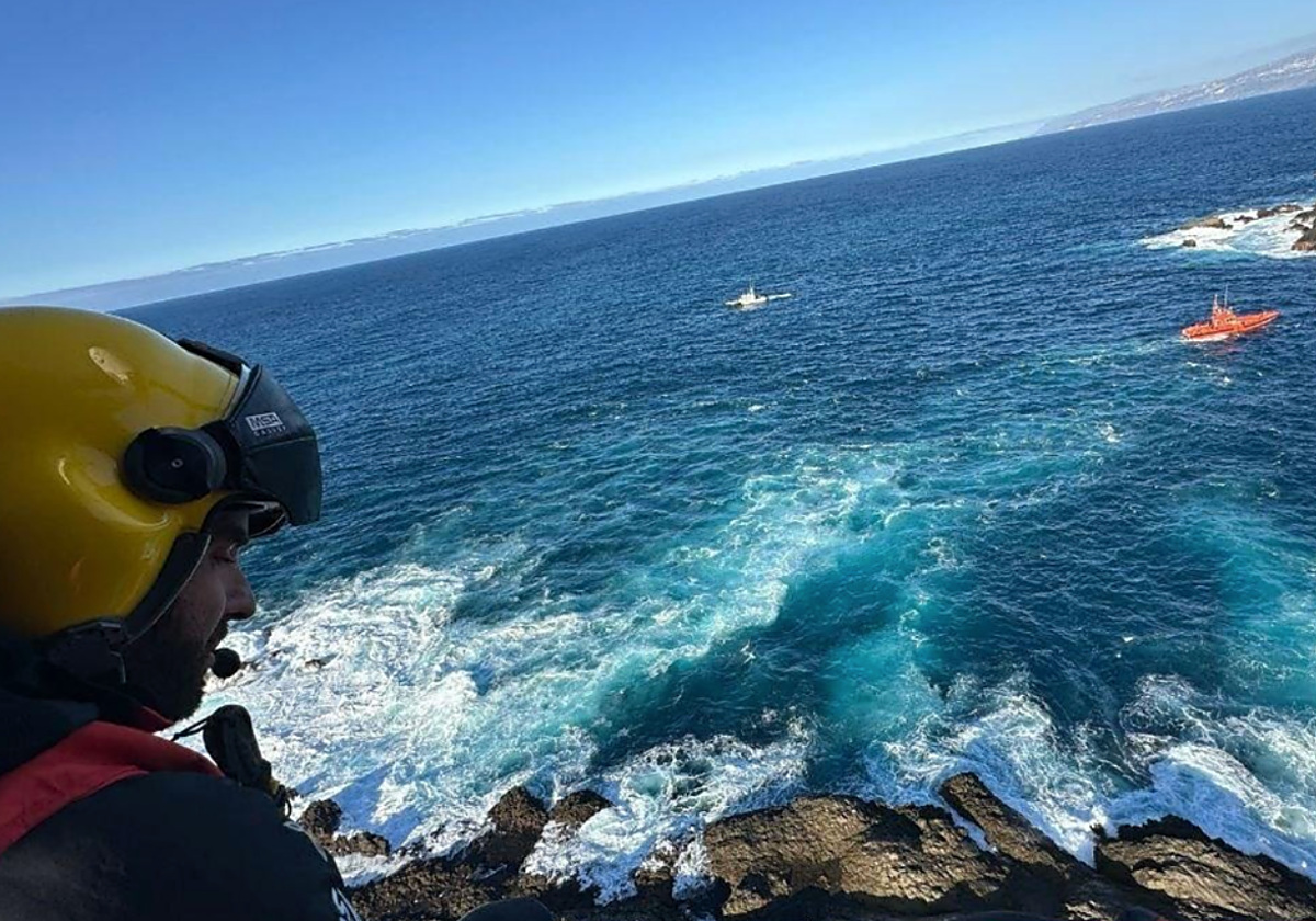 Dispositivo de búsqueda por mar y aire en Gran Canaria en foto de archivo