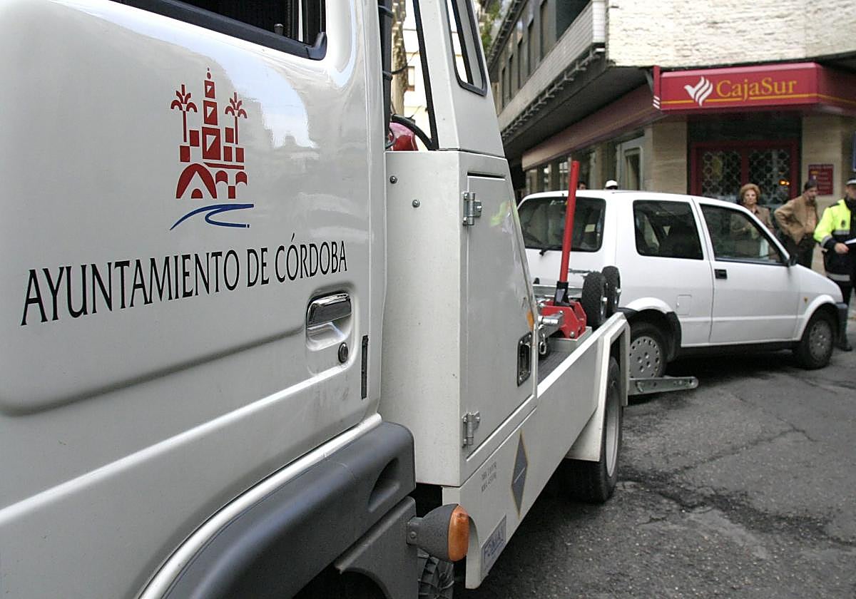 Retirada de un vehíículo en el Centro en una imagen de archivo
