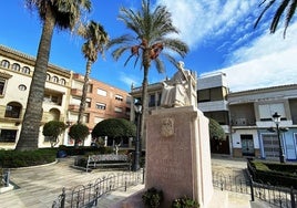 Monumento al Cura Valera en Huércal-Overa (Almería)