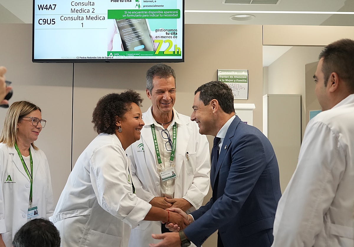 Juanma Moreno saluda a sanitarios durante la inauguración del nuevo consultorio en Almería