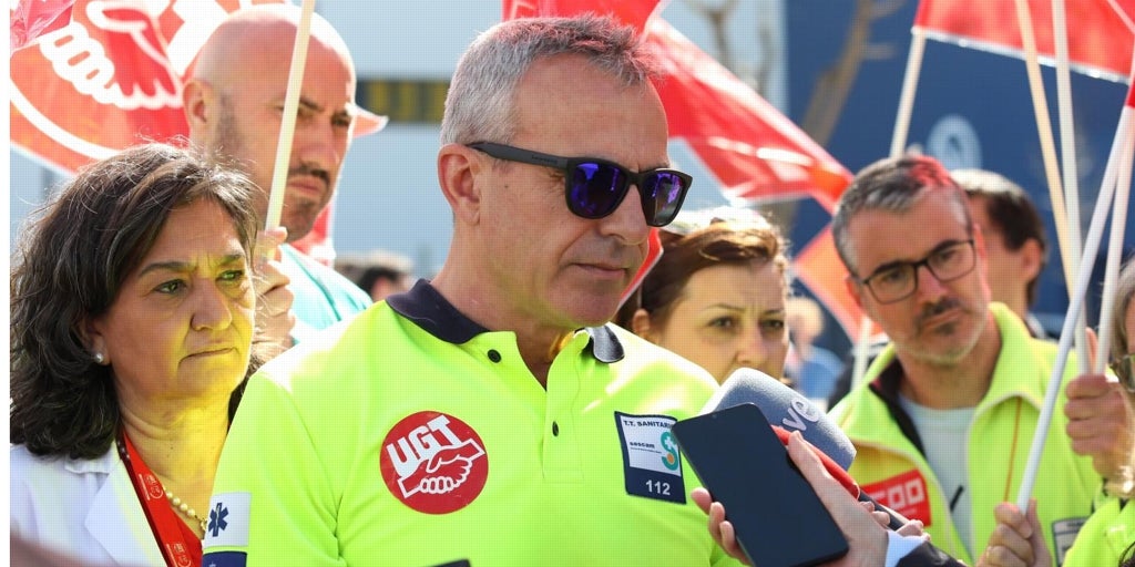 Los trabajadores del transporte sanitario están que trinan con el Sescam: «Vamos a la precarización»