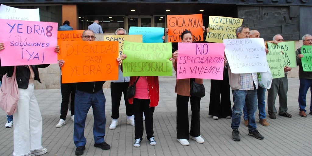 Vecinos de la calle Río Yedra protestan ante los juzgados de Toledo por los juicios por desahucio del impago del alquiler