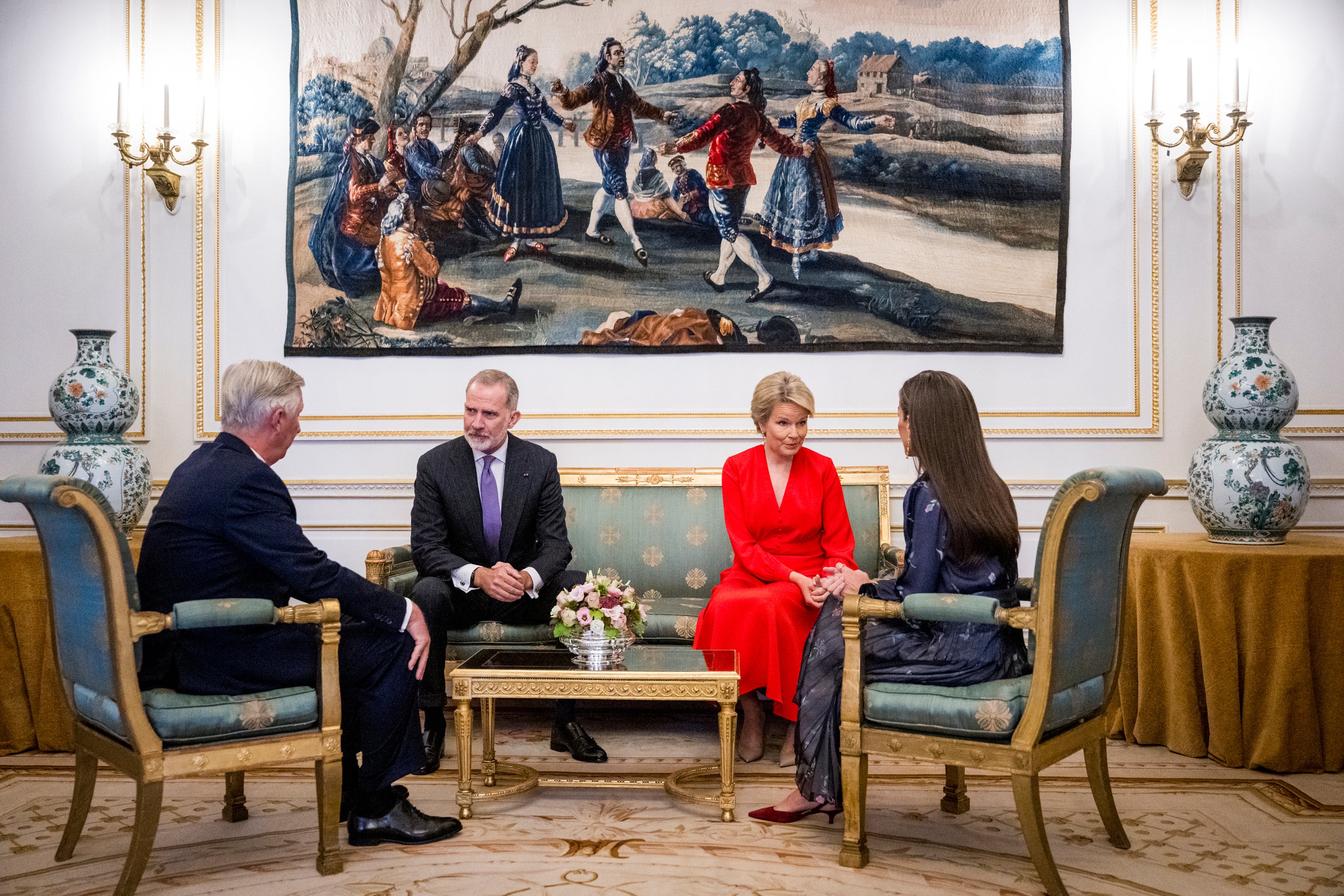 Los reyes conversan durante la recepción en el Palacio Real de Bruselas.
