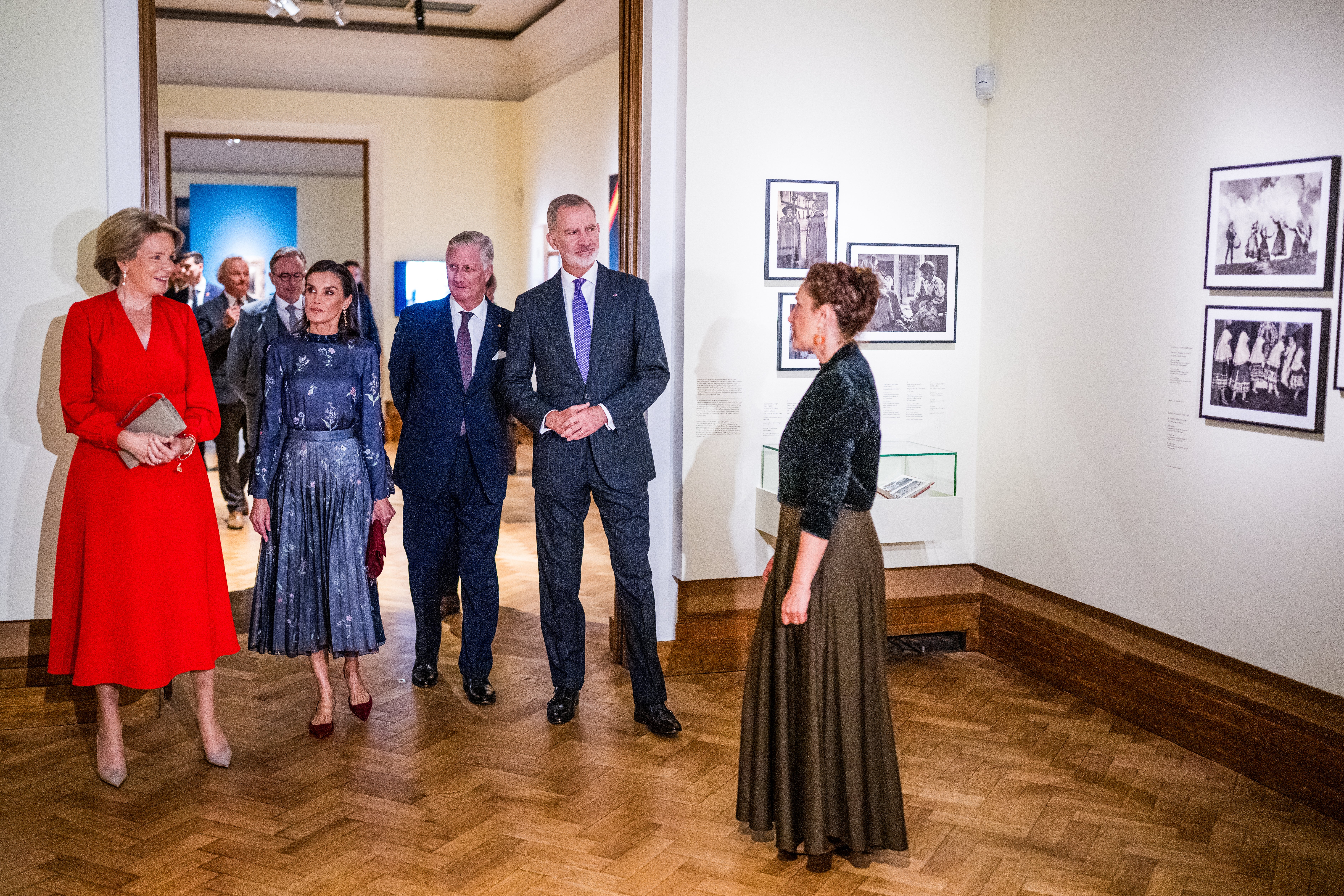 Los Reyes recorren la exposición 'Luz y sombra. Goya y el Realismo en España', que se desarrolla en el Palacio de Bellas Artes de Bruselas.