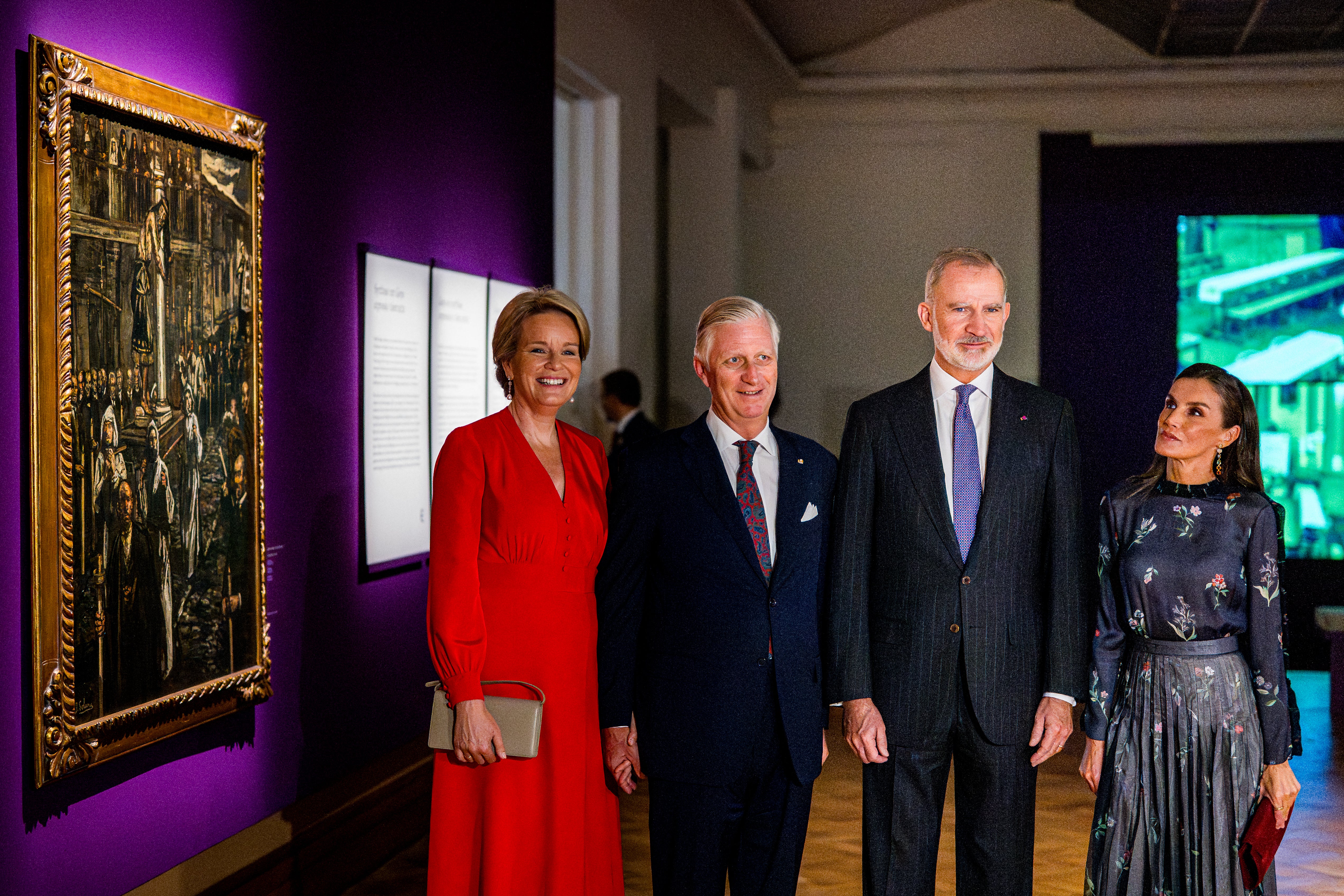 Felipe VI y la reina Letizia, junto a los monarcas belgas en una de las salas de la exposición.