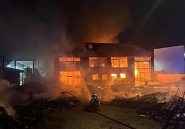 Un incendio calcina una nave industrial destinada a productos de almacenaje en Griñón