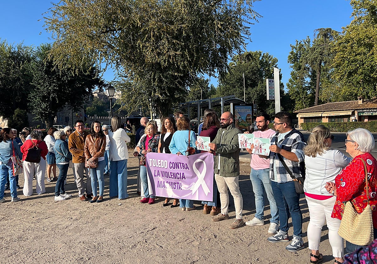 Miembros del Grupo Municipal Socialista dan la respalda a la presidenta de RedMadre durante la lectura de la primera parte del manifiesto