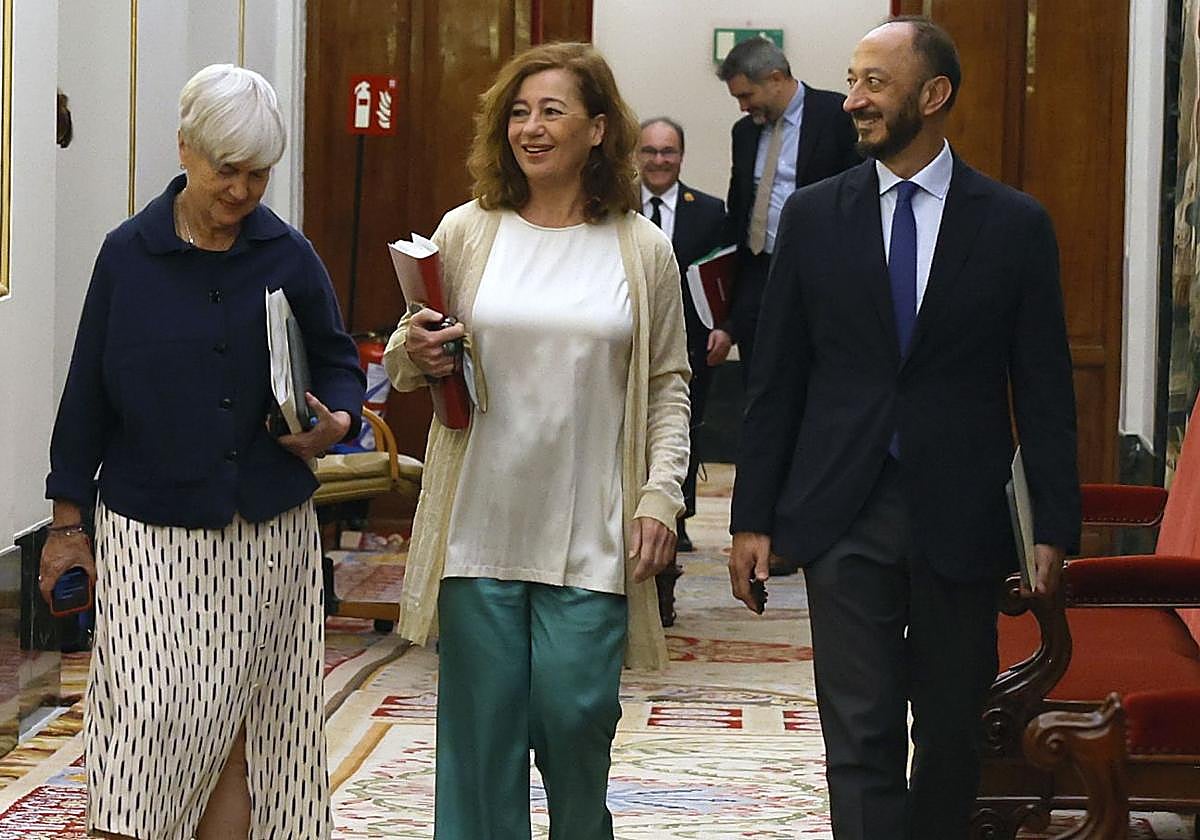La presidenta del Congreso, Francina Armengol (c), junto con el vicepresidente Alfonso Rodríguez Gómez de Celis (d) y la socialista Isaura Lea (i), a su llegada a la reunión de la Mesa del Congreso