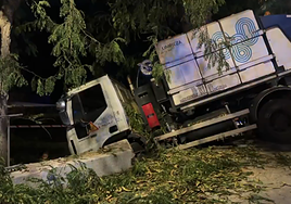 Los Bomberos rescatan una baldeadora de limpieza que se había precipitado por la Cuesta de la Vega