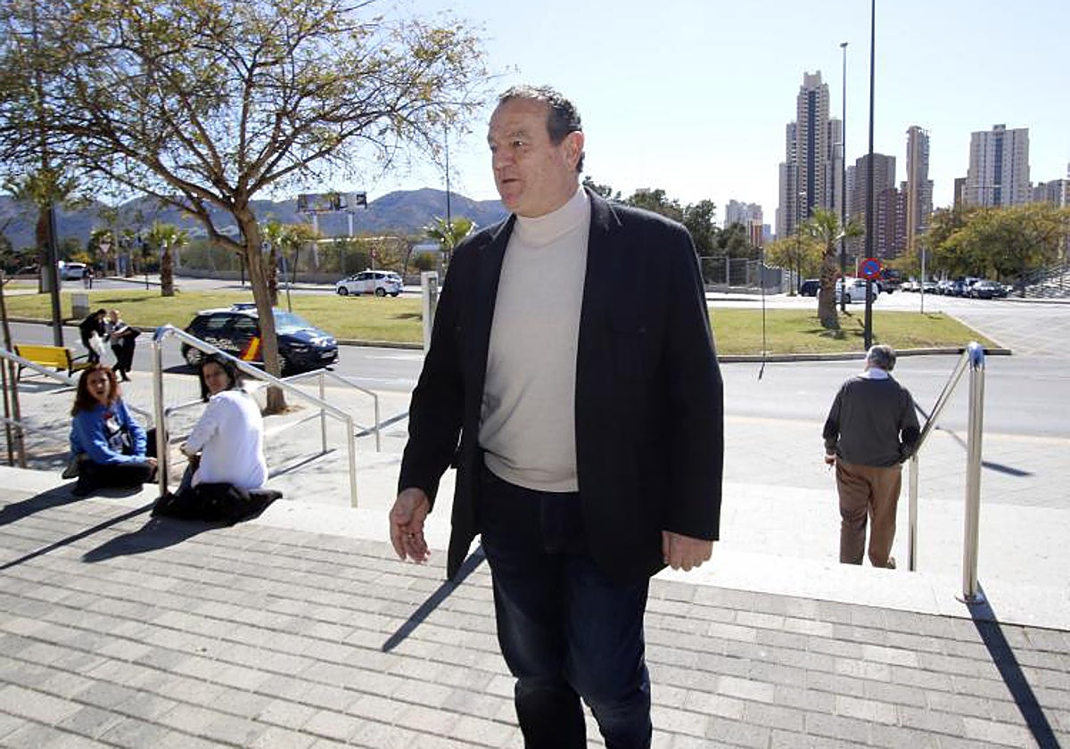 El exconcejal de Personal Juan Ramón Martínez, uno de los acusados en el juicio, acudiendo al juzgado para declarar en 2016