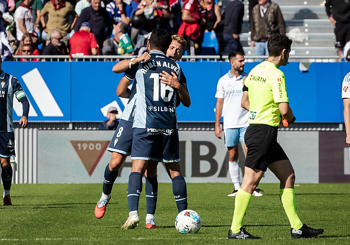 Isma Ruiz y Rubén Alves celebran el triunfo a domicilio sobre el Zaragoza