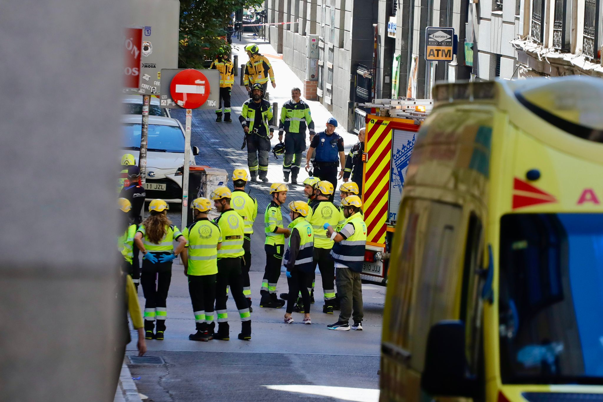 Los bomberos salen del edificio