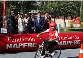 La Fundación Mapfre enseña movilidad segura en patinete y bicicleta a los niños de Toledo
