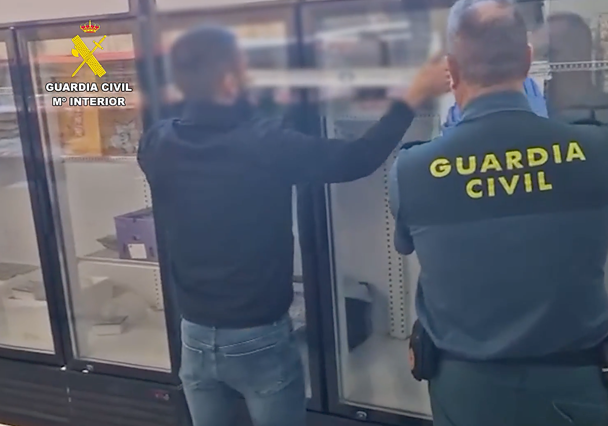Precinto de neveras con productos investigados dentro de la operación contra el fraude alimentario