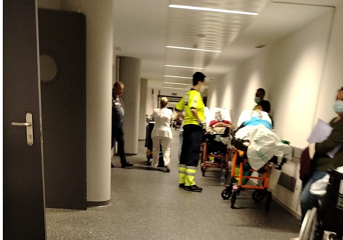 Pacientes esperando una cama en el pasillo del Hospital de Toledo