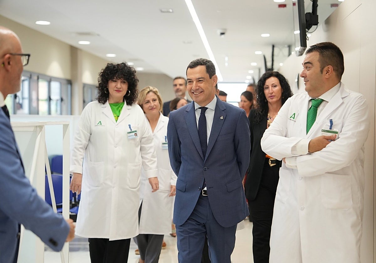 El presidente de la Junta de Andalucía, Juanma Moreno, durante la inauguración del nuevo consultorio de salud de Piedras Redondas en Almería, donde no estuvo acompañado por la consejera de Salud