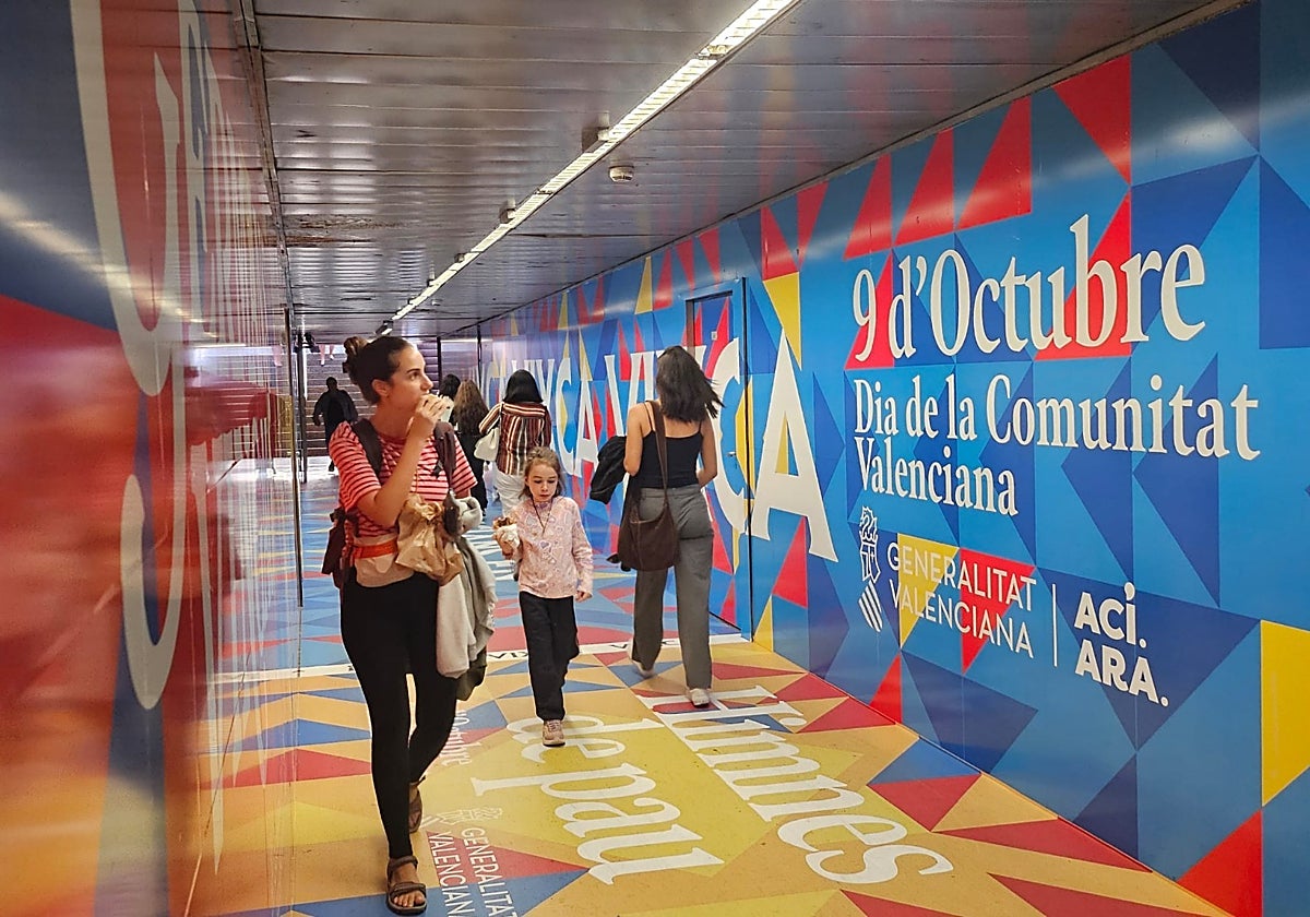 Imagen de una estación de Metrovalencia con los rótulos de la festividad del Día de la Comunidad Valenciana