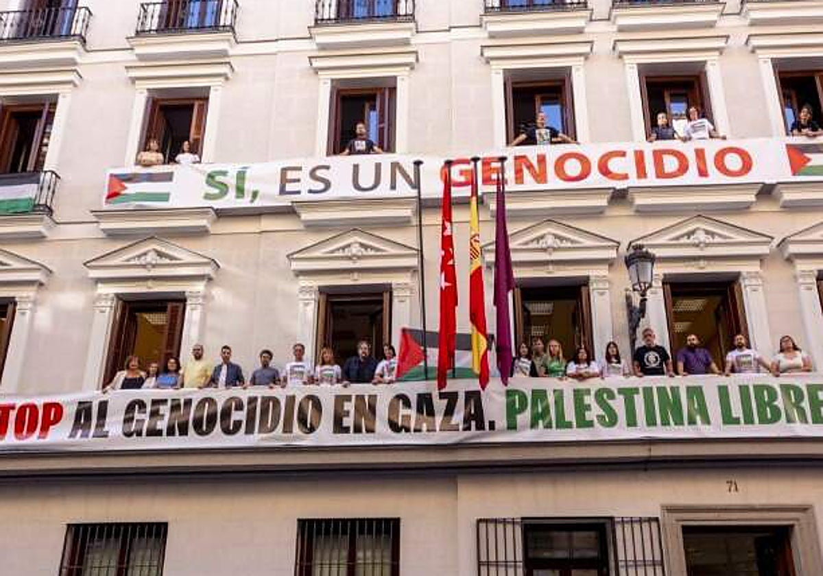 Las banderas que el consistorio ha ordenado retirar