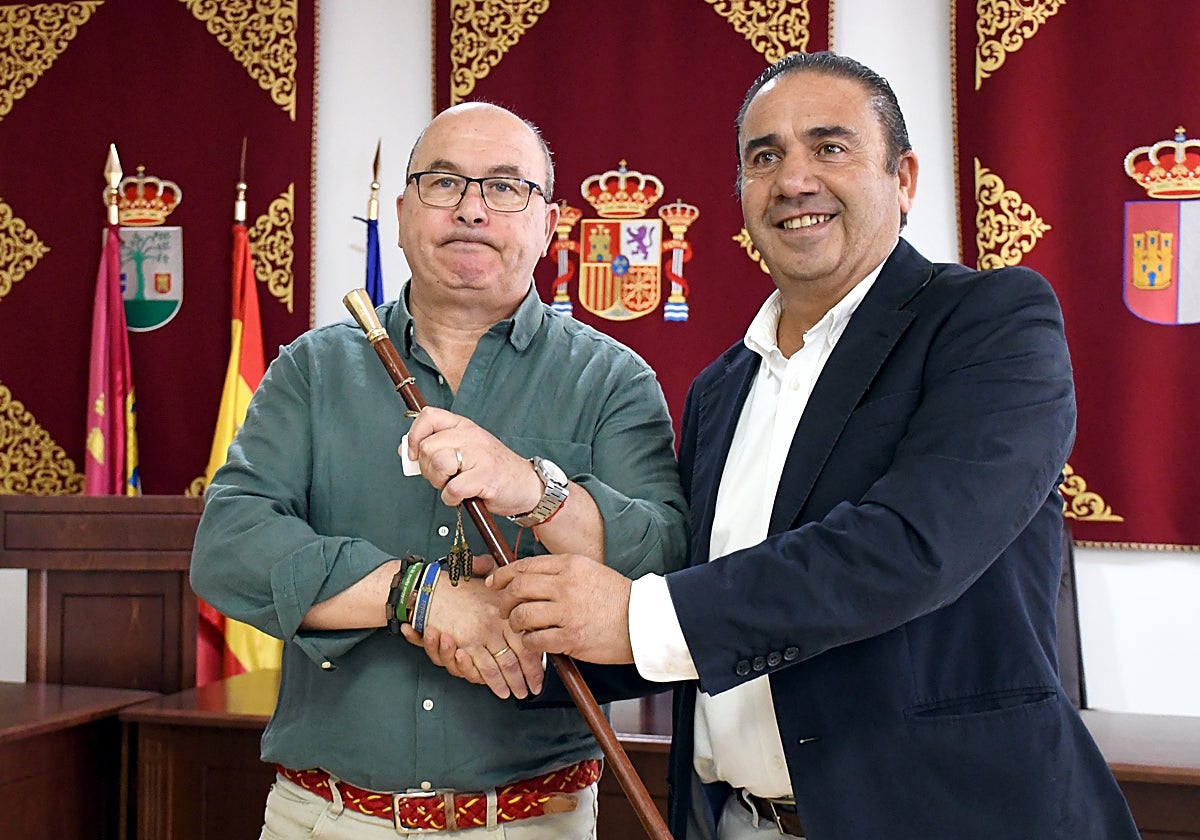 El nuevo alcalde, a la izquierda, recoge el bastón de mando de su antecesor