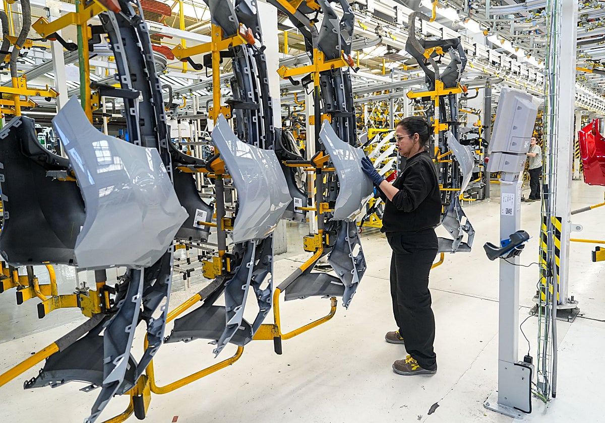 Una trabajadora en la fábrica Carrocerías de Renault en Valladolid