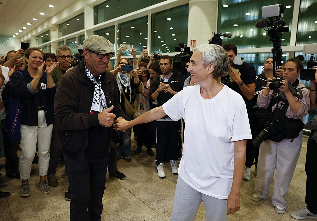 Colau aclamada a su llegada a Barcelona tras ser liberada por Israel