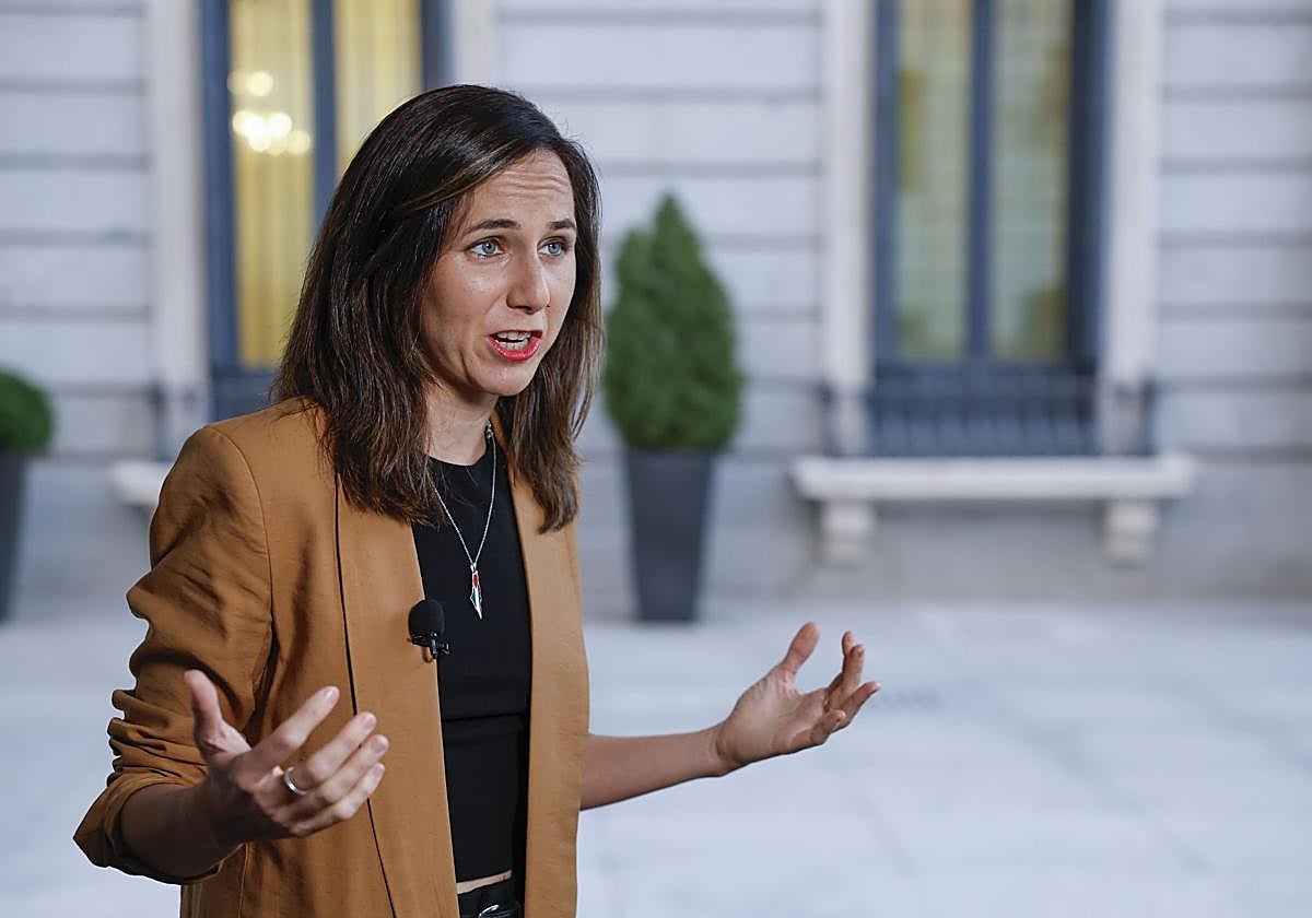 La secretaria general de Podemos Ione Belarra, este miércoles, en el patio del Congreso