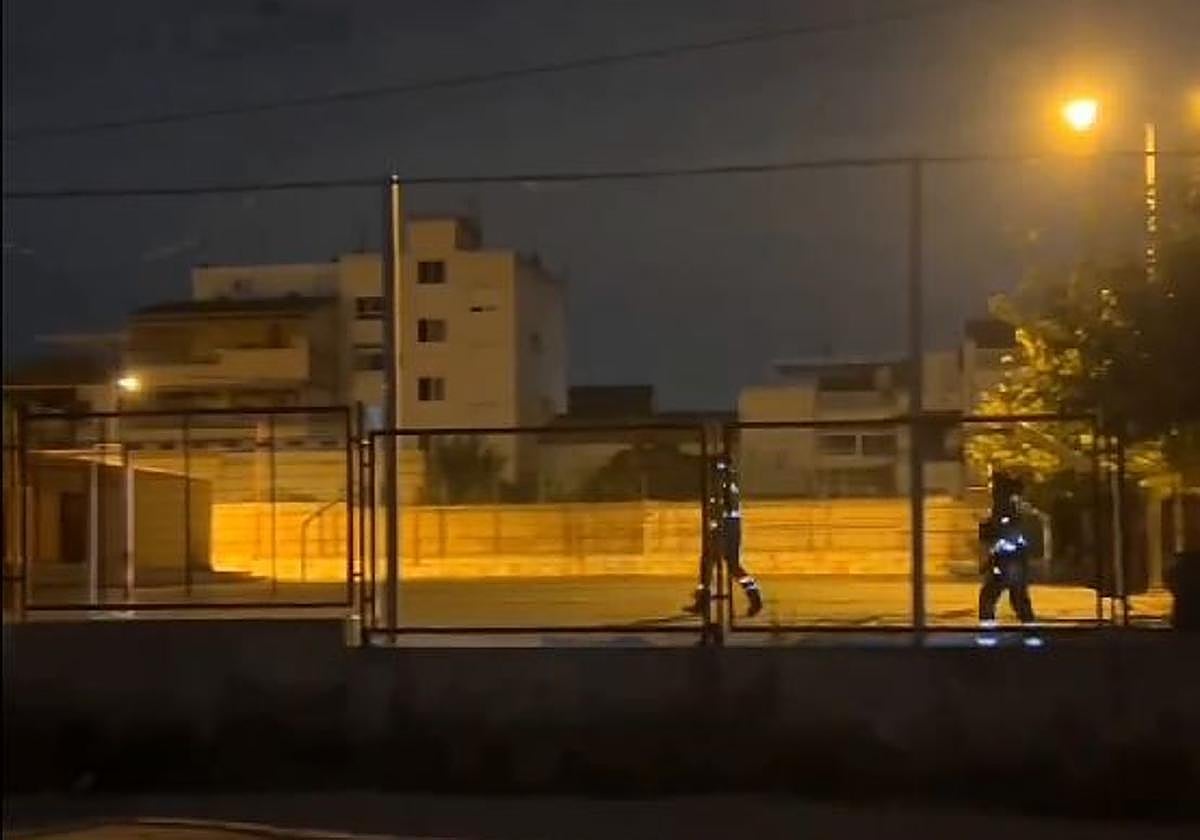 Los bomberos, en el colegio de Javalí Viejo para apagar la megafonía.