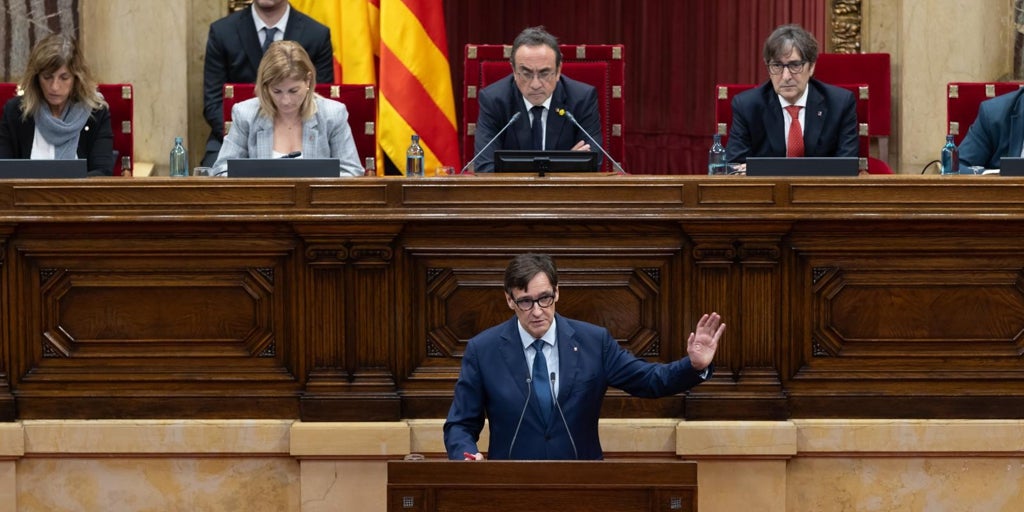 Puigdemont fuerza a Illa a pronunciarse sobre un referéndum secesionista