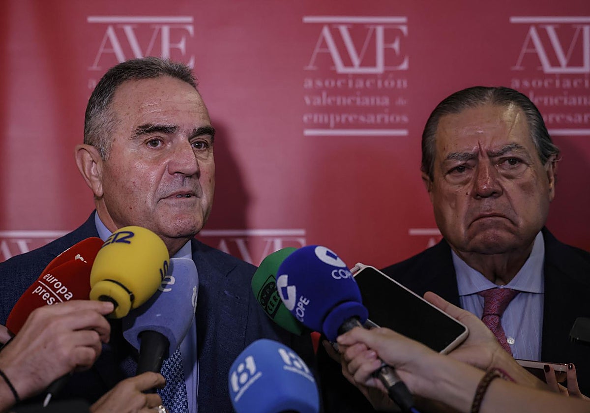 Gan Pampols y el presidente de AVE participan en un desayuno informativo