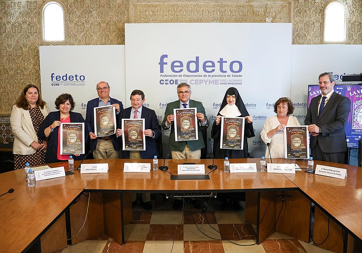 Autoridades en la presentación de la obra teatral 'La Venganza de Don Mendo'