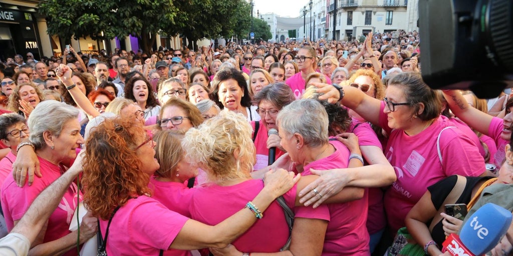 Cientos de mujeres protestan ante el SAS por el cribado del cáncer de mama