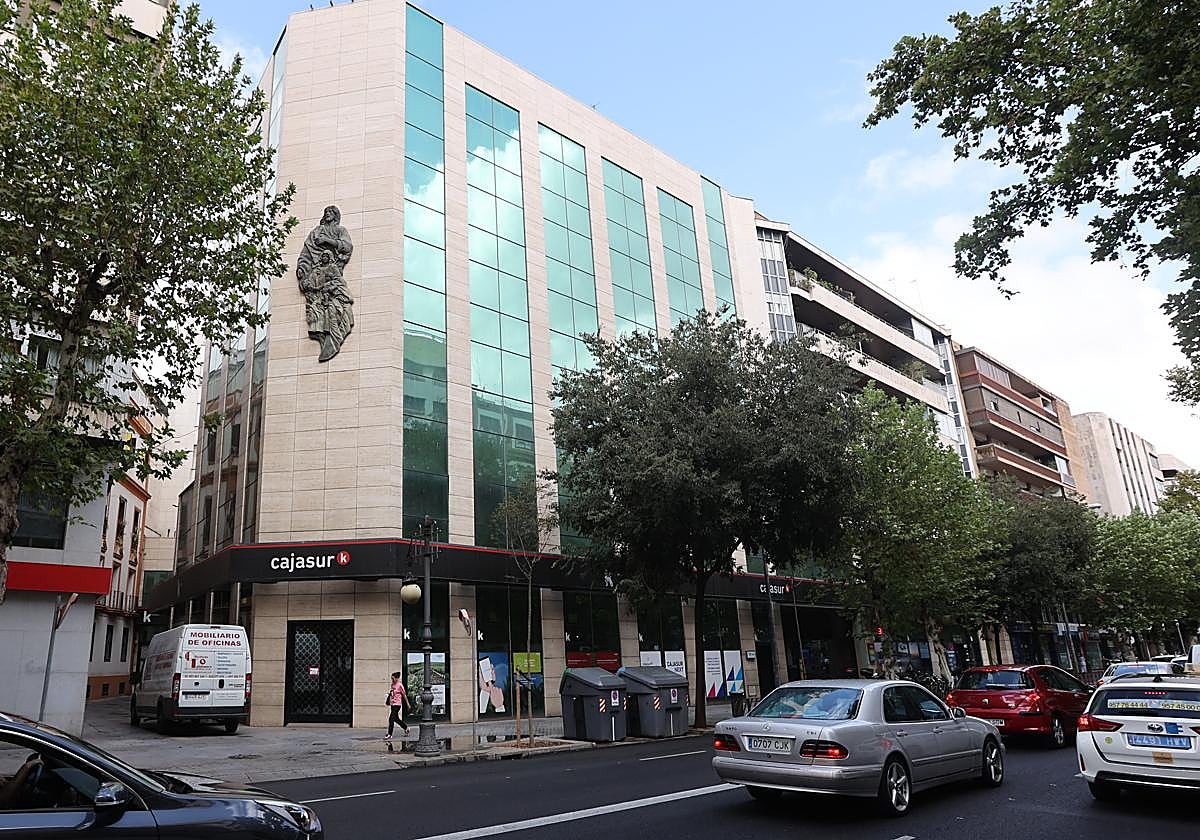Fachada del edificio de Cajasur en Ronda de los Tejares