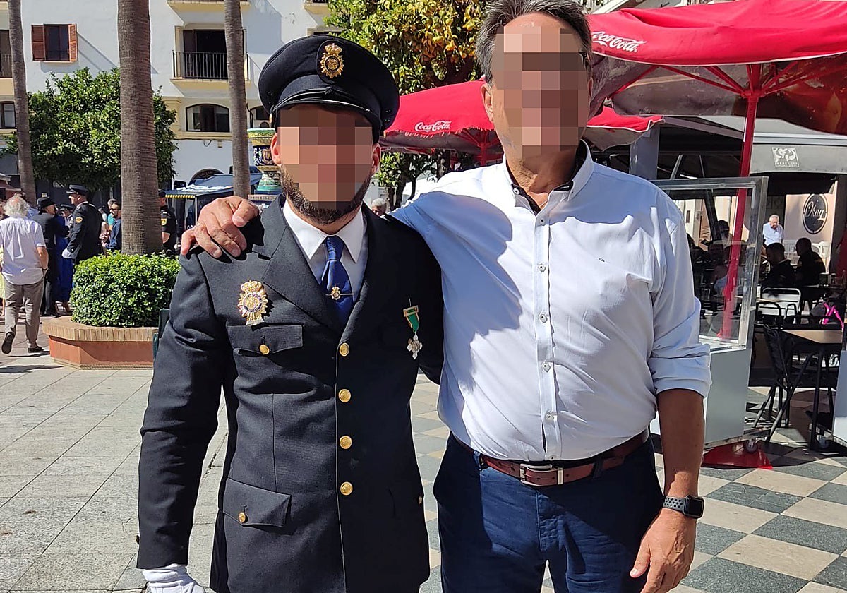 Roberto G. P., con su padre, el día de la entrega de la condecoración