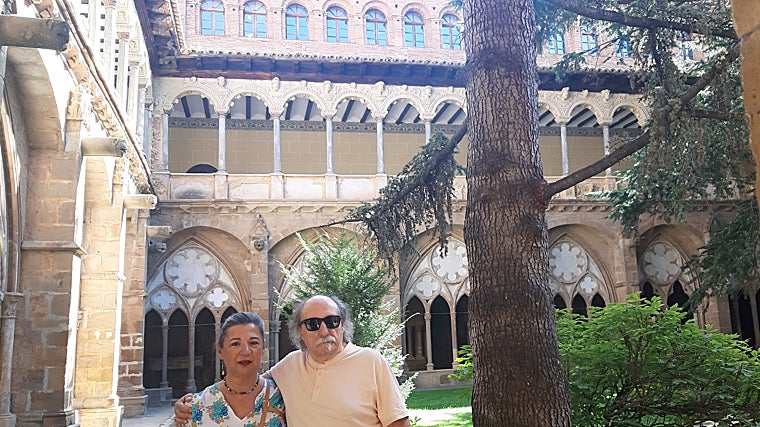 Mari Cruz Magdaleno y Martínez Forega en claustro del Monasterio de Veruela en Vera del Moncayo, donde entre 1863 y 1864 residió Bécquer para sanar su enfermedad