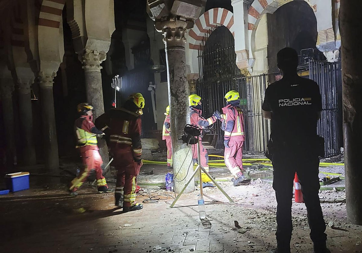 Los bomberos dentro de la Mezquita-Catedral de Córdoba