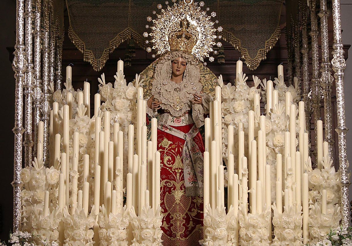 María Santísima de la Esperanza aguarda en su palio con seis velas rizadas en estilo salomónico