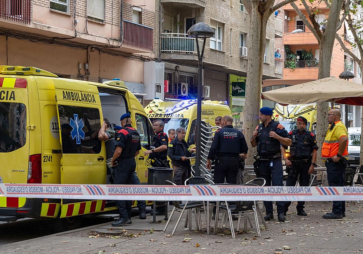 Agentes de los Mossos y los servicios de emergencias, en el lugar de los hechos