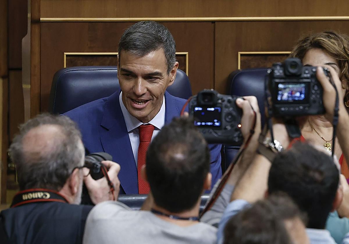 El presidente del Gobierno, Pedro Sánchez, toma asiento antes del inicio de la sesión de control de este miércoles