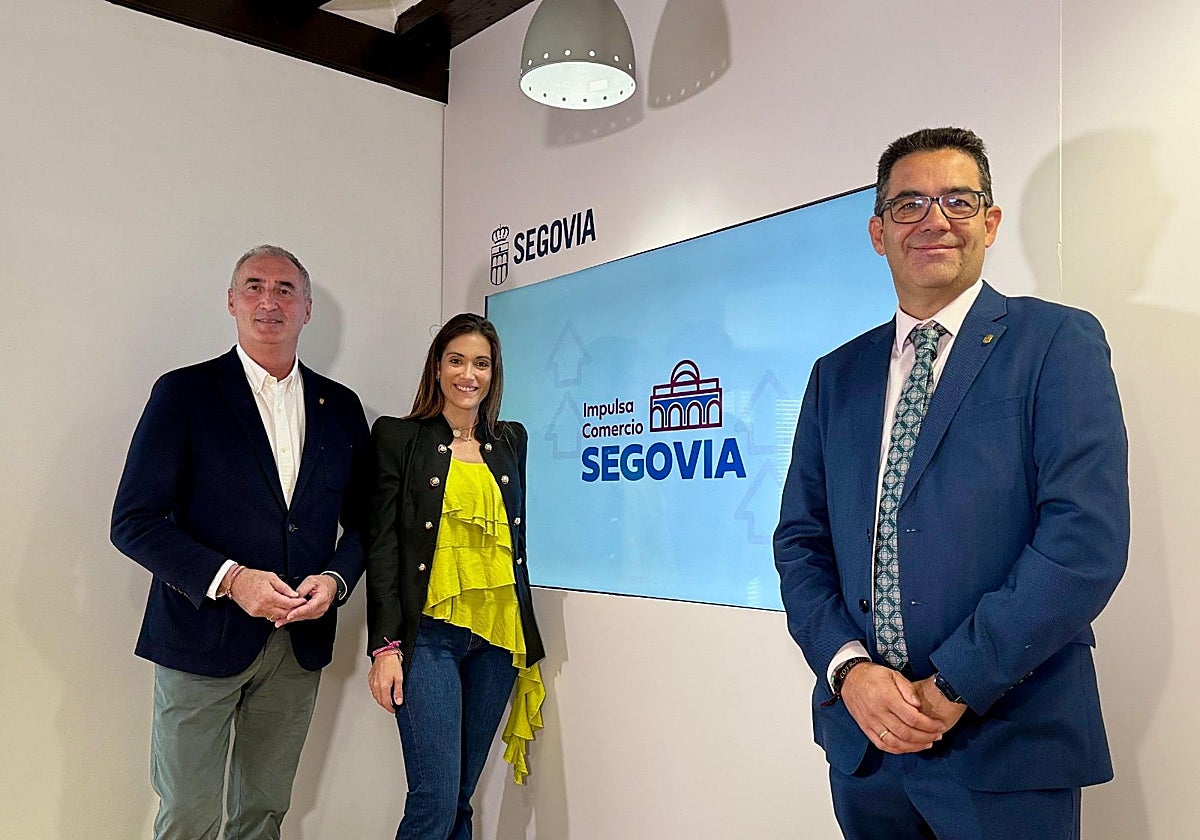 Presentación de la campaña «Tarjeta Impulsa Comercio Segovia 2025», con la presencia, de izquierda a derecha, del alcalde de la capital de provincia, José Mazarías, la presidenta de la Cámara de Comercio de Segovia, María José Tapia y el concejal de Obras y Servicios y cuarto teniente de alcalde, José Luis Horcajo
