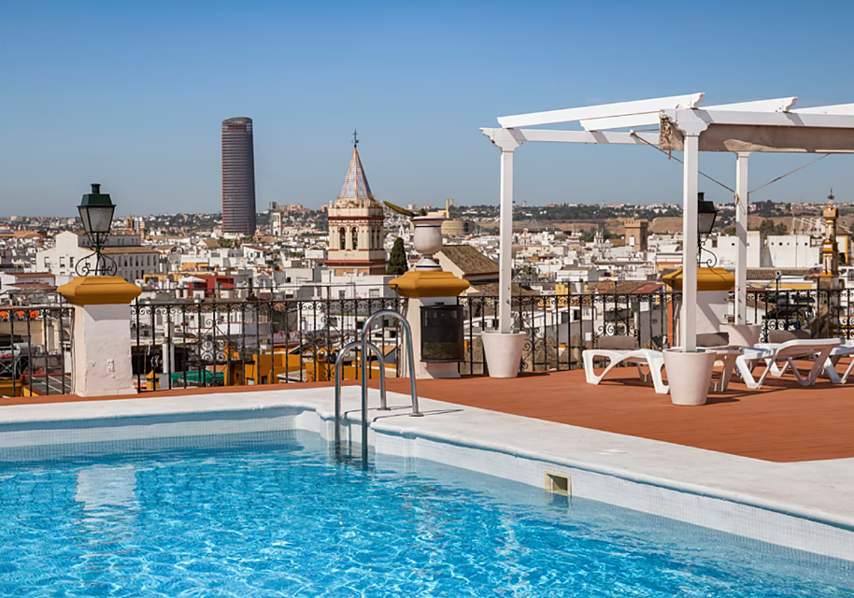 Terraza del hotel Exe Sevilla Macarena, uno de los alojamientos de Andalucía a los que puedes viajar con el Imserso por menos de 200 euros