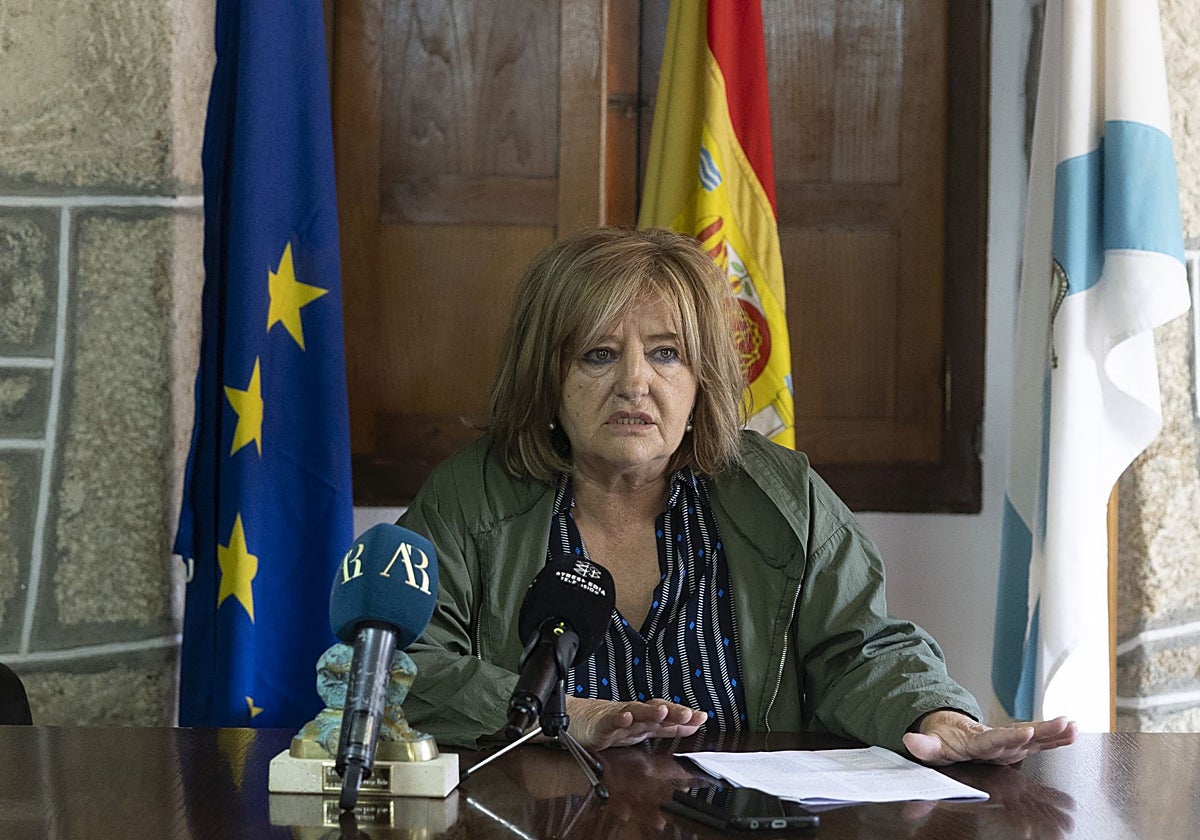 La alcaldesa de A Bola, Teresa Barge, durante la rueda de prensa